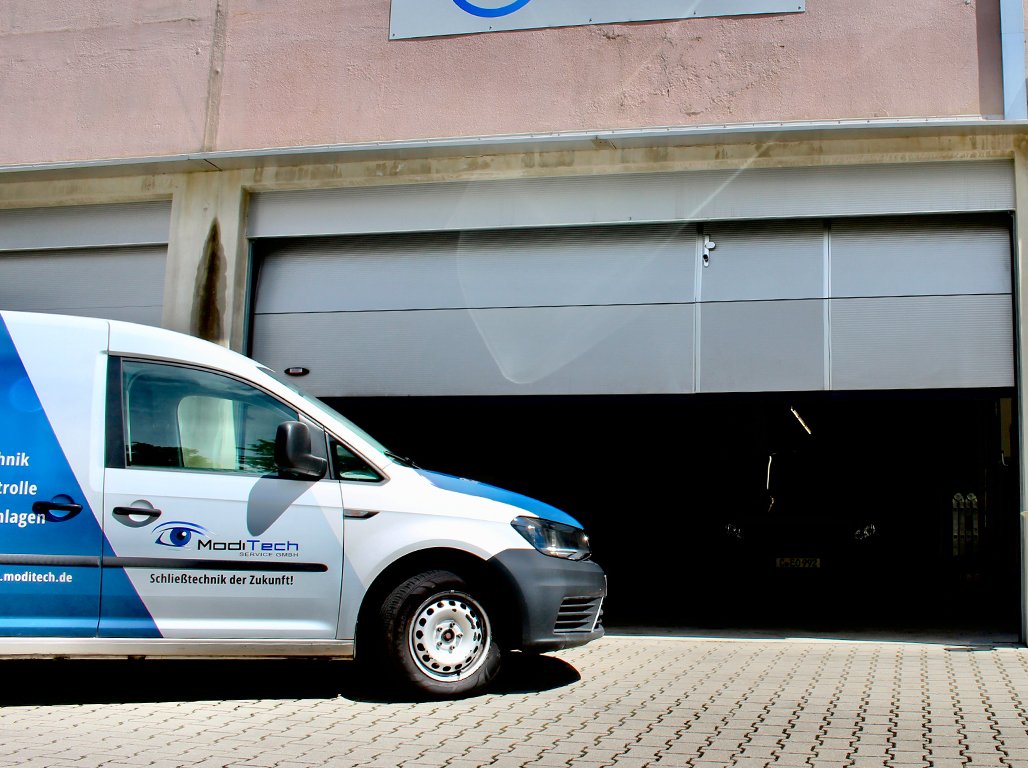 Vehicle entering the warehouse using AVUTEC ANPR for garage access